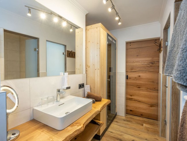 Geräumige Badezimmer mit Dusche, Waschbecken und WC