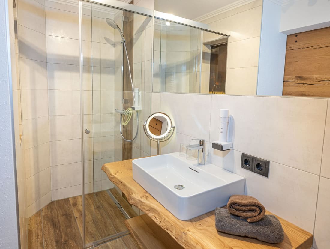 Badezimmer mit Dusche und Waschbecken