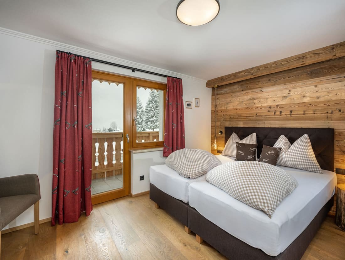 Schlafzimmer mit hochwertigem Doppelbett und Balkon