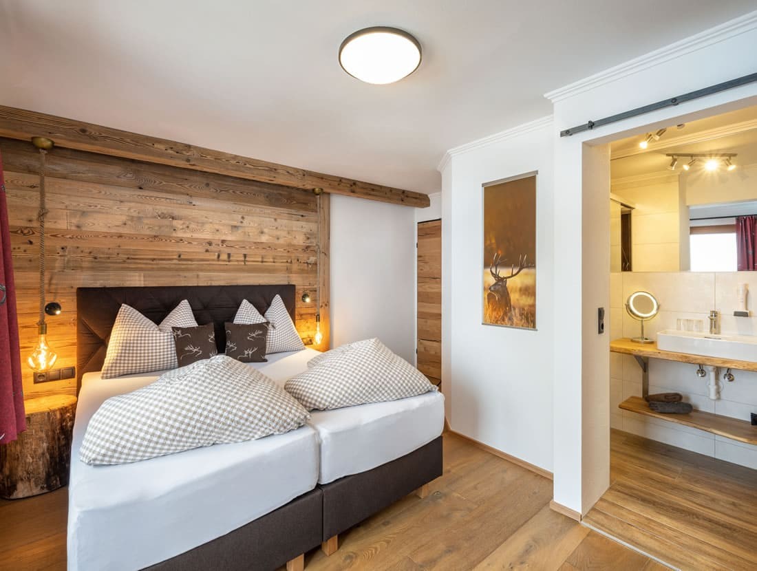 Schlafzimmer mit hochwertigem Doppelbett und Balkon