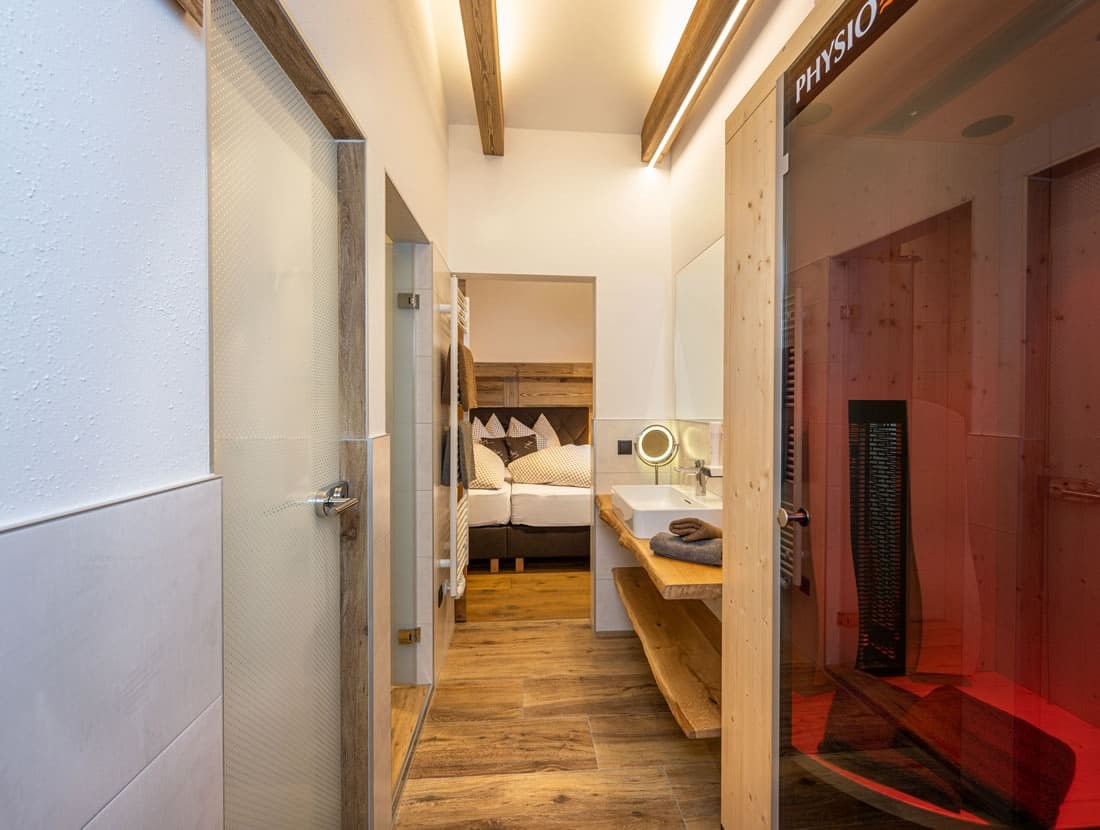 Badezimmer mit Dusche und Infrarotkabine