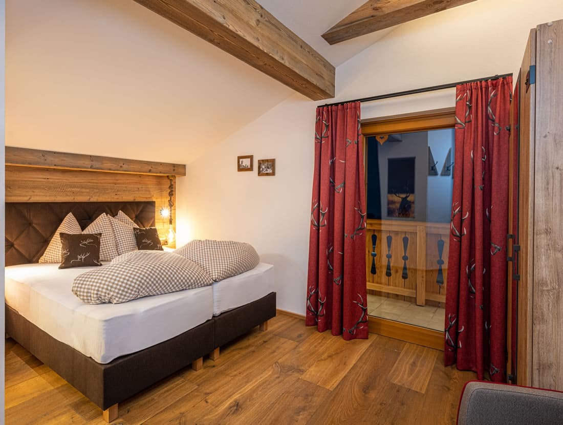 Schlafzimmer mit hochwertigem Doppelbett und Balkon