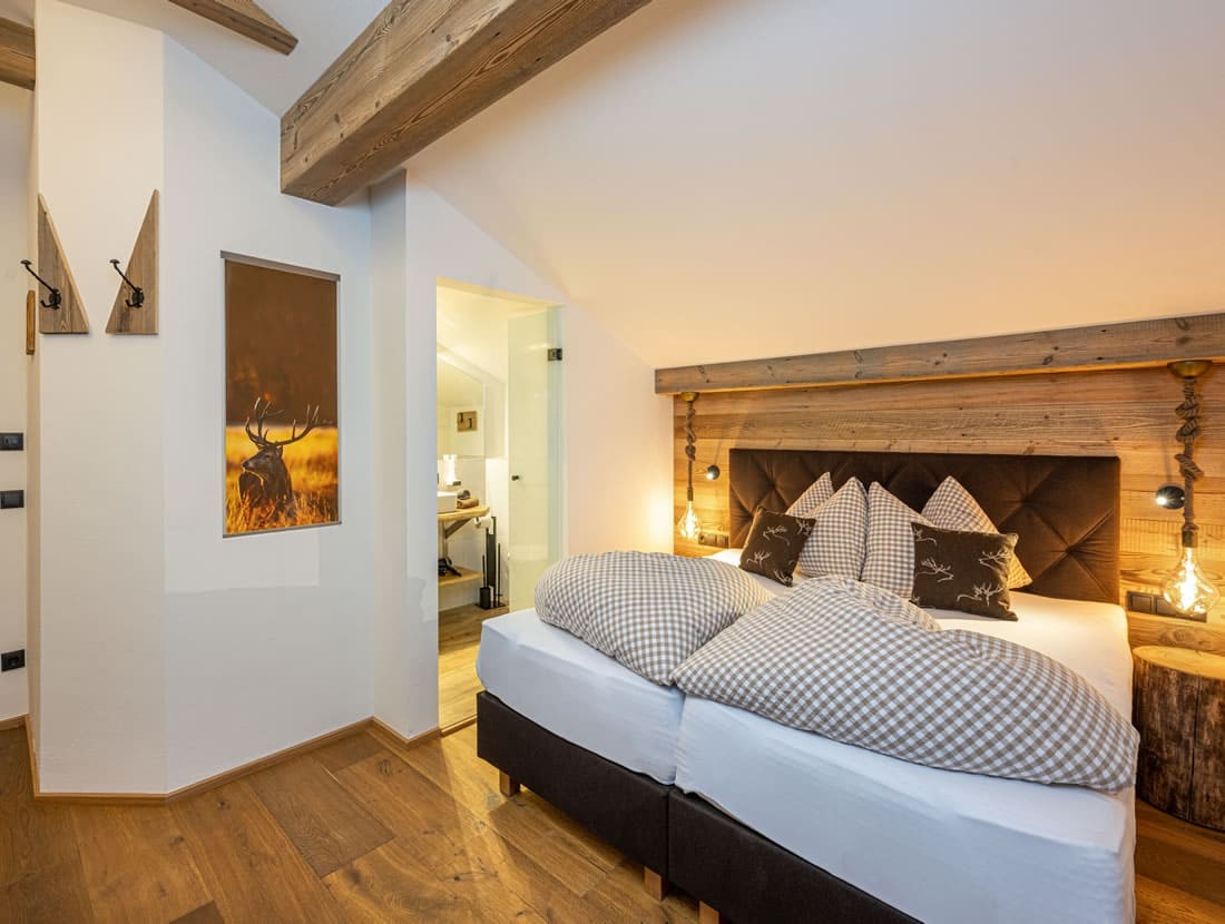 Schlafzimmer mit hochwertigem Doppelbett und Balkon