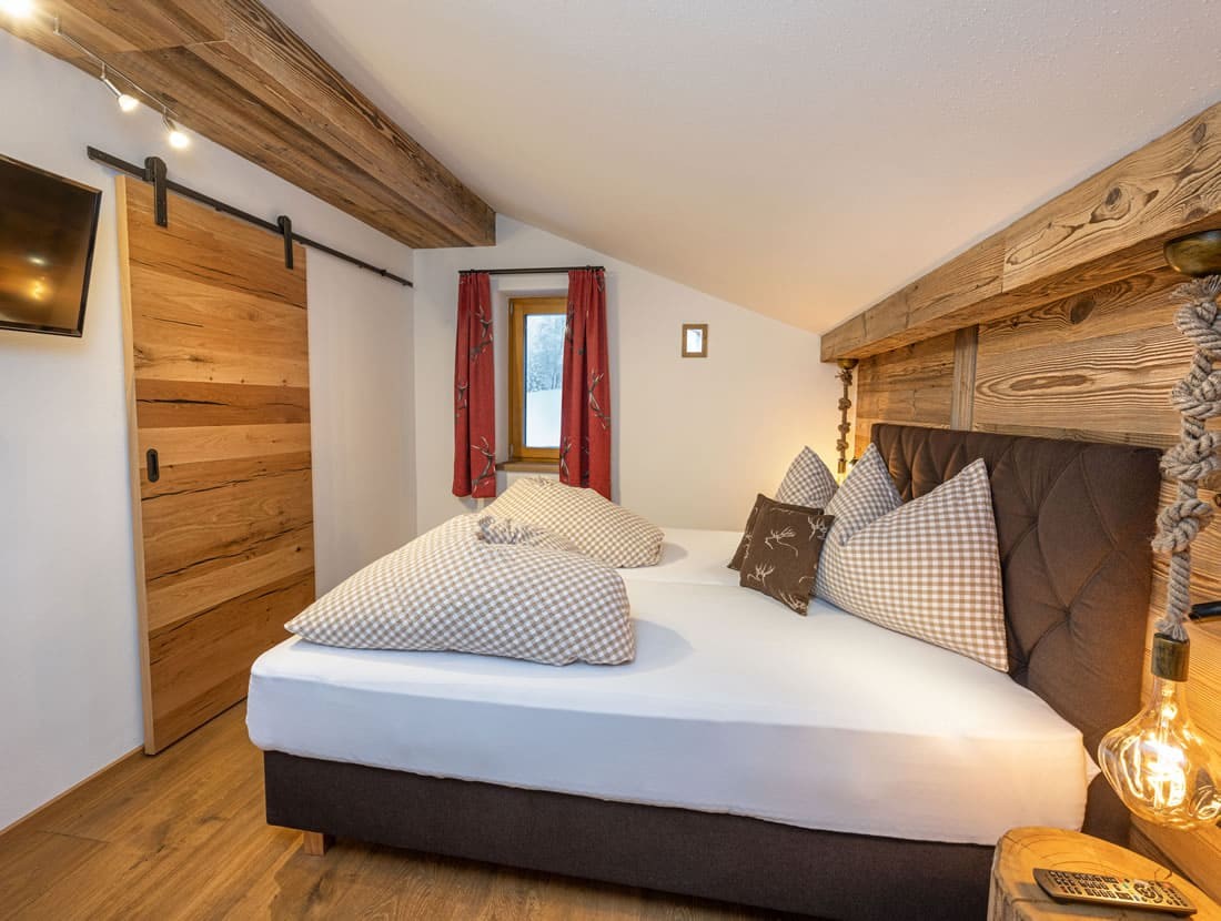 Schlafzimmer mit hochwertigem Doppelbett und Balkon